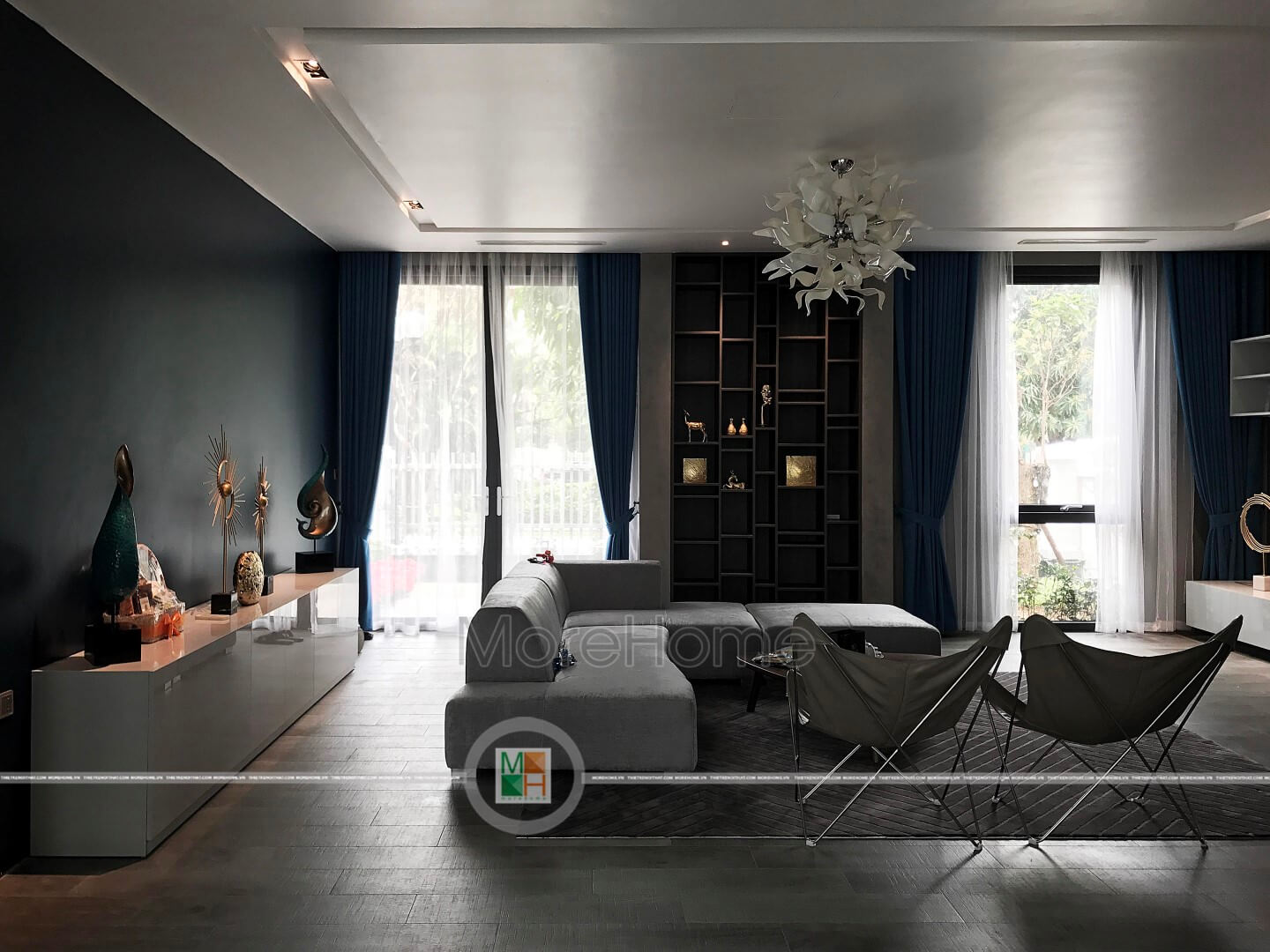 Lắp đặt sofa vào trung tâm không gian phòng khách giúp kết nối toàn bộ diện tích Thiết kế nội thất phòng khách biệt thự