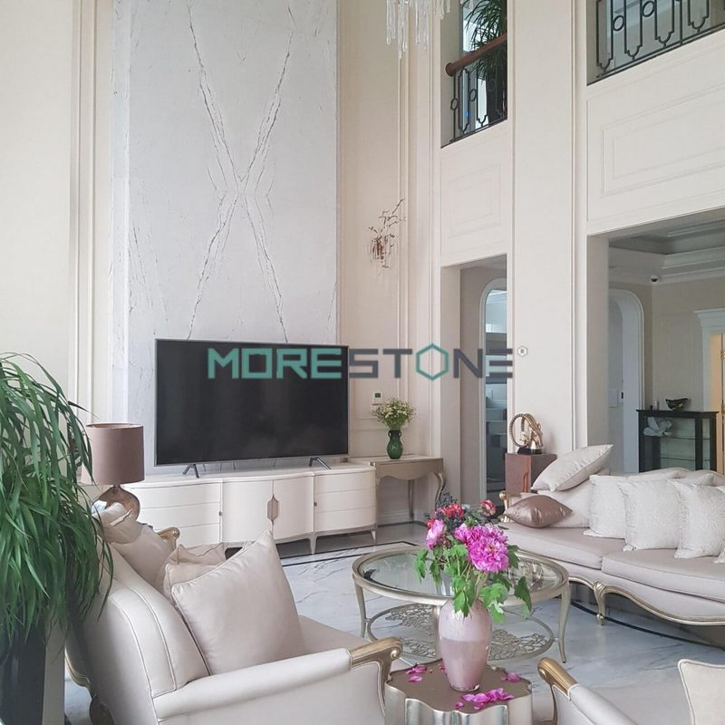 Mẫu bàn trà với chân bàn bằng gỗ tự nhiên phun sơn màu kim loại sang trọng kết hợp mặt bàn bằng kính cường lực cao cấp cho phòng khách, phù hợp chung cư, nhà phố, biệt thự phong cách tân cổ điển