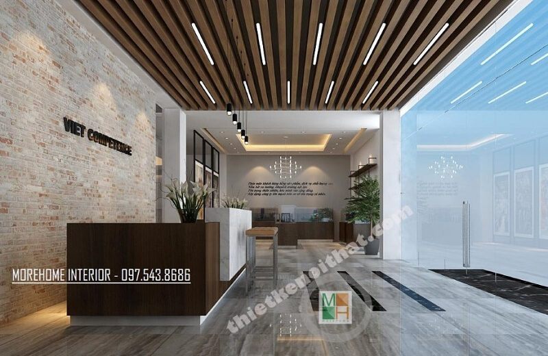 Mẫu thiết kế sảnh lễ tân văn phòng đẹp sử dụng gạch ốp tường độc đáo, kết hợp trần gỗ cao cấp tạo ấn tượng cho khách hàng.