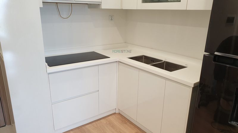 Đá ốp mặt bếp đá nhân tạo có đặc điểm uốn cong vượt trội, không có vết nối nên tạo lên bề mặt bằng phẳng, không còn tì vết, giúp cho gia chủ dễ dàng sử dụng.