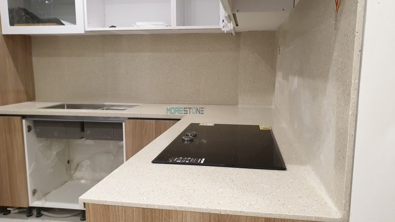 Đá ốp mặt bếp nhân tạo có ưu điểm uốn cong thoải mái, không gây ra những vết nối một mạch liền nhau, và tính thẩm mỹ cao.